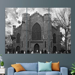 Puede incluir: Una fotograf&iacute;a en blanco y negro del Museo de las Brujas de Salem, un edificio hist&oacute;rico con arquitectura g&oacute;tica. El edificio tiene una gran ventana arqueada y las palabras "Salem Witch Museum" son visibles en la fachada.
