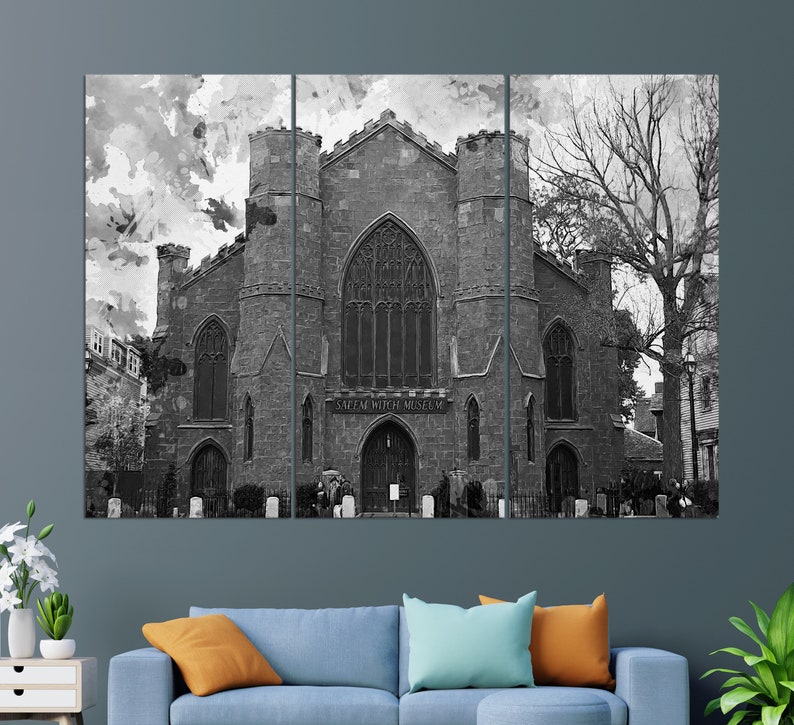 Puede incluir: Una fotograf&iacute;a en blanco y negro del Museo de las Brujas de Salem, un edificio hist&oacute;rico con arquitectura g&oacute;tica. El edificio tiene una gran ventana arqueada y las palabras "Salem Witch Museum" son visibles en la fachada.