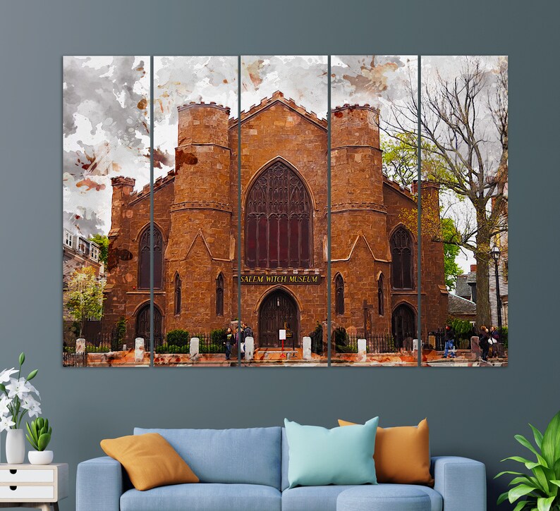 Puede incluir: Una pintura de acuarela del Museo de las Brujas de Salem, un edificio hist&oacute;rico de ladrillo con ventanas arqueadas y un letrero que dice "Salem Witch Museum".