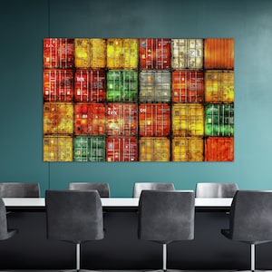 Może przedstawiać: Druk na ścianę przedstawiający kolorowe ułożenie ułożonych w stos kontenerów transportowych. Kontenery są pomalowane w różnych odcieniach czerwieni, żółci, zieleni i błękitu, tworząc żywy i abstrakcyjny wzór.