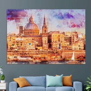 Puede incluir: Una pintura de acuarela de una ciudad con una gran iglesia con c&uacute;pula en el centro. Los edificios est&aacute;n pintados en colores c&aacute;lidos, con un cielo azul y nubes rosadas en el fondo. Un velero est&aacute; en el agua en primer plano.