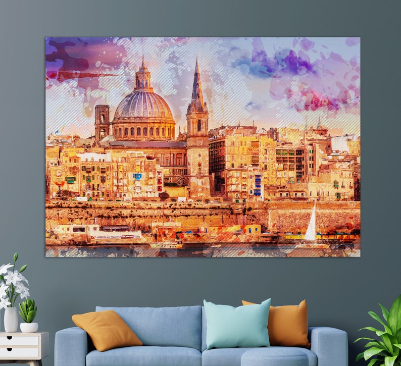 Puede incluir: Una pintura de acuarela de una ciudad con una gran iglesia con c&uacute;pula en el centro. Los edificios est&aacute;n pintados en colores c&aacute;lidos, con un cielo azul y nubes rosadas en el fondo. Un velero est&aacute; en el agua en primer plano.