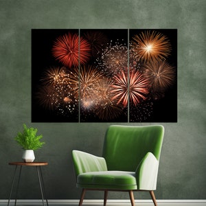 Può includere: Una stampa su tela multi-pannello che presenta una vibrante esposizione di fuochi d'artificio che esplodono nel cielo notturno. I fuochi d'artificio sono di varie tonalità di rosso, arancione e giallo, creando una scena colorata e festosa.