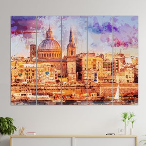 Puede incluir: Una pintura de acuarela de una ciudad con una gran iglesia con c&uacute;pula en el centro. Los edificios est&aacute;n pintados en tonos de amarillo, naranja y rojo, con un cielo azul y nubes blancas en el fondo.