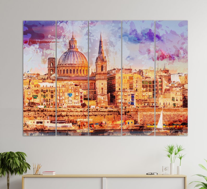Puede incluir: Una pintura de acuarela de una ciudad con una gran iglesia con c&uacute;pula en el centro. Los edificios est&aacute;n pintados en tonos de amarillo, naranja y rojo, con un cielo azul y nubes blancas en el fondo.