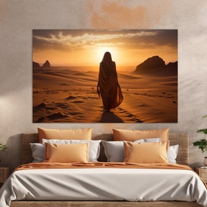 Può includere: Una persona vestita con una lunga tunica fluida cammina attraverso un paesaggio desertico. Il sole tramonta sullo sfondo, proiettando un bagliore caldo sulla scena.