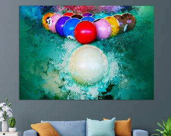 Op de afbeelding: Een aquarel schilderij van een biljarttafel met een driehoek van biljartballen. De ballen zijn in verschillende kleuren, waaronder rood, geel, blauw, groen en zwart. De achtergrond is een groene vilt met witte verfspatten.