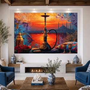 Puede incluir: Un gran cuadro rectangular que muestra una vibrante puesta de sol sobre el agua con la silueta de una mezquita. En primer plano, una cachimba, un cuenco con frutos rojos y dos cálices ornamentados sobre un fondo colorido y texturizado.