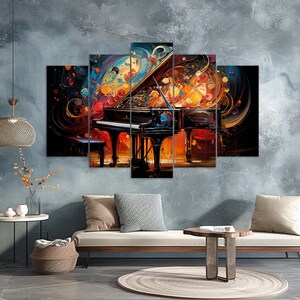 Pu&ograve; includere: Un set di cinque stampe d'arte astratta che presenta un pianoforte a coda colorato su uno sfondo vorticoso. Il pianoforte &egrave; nero con tasti bianchi ed &egrave; circondato da colori vivaci, tra cui arancione, giallo, rosso e blu.