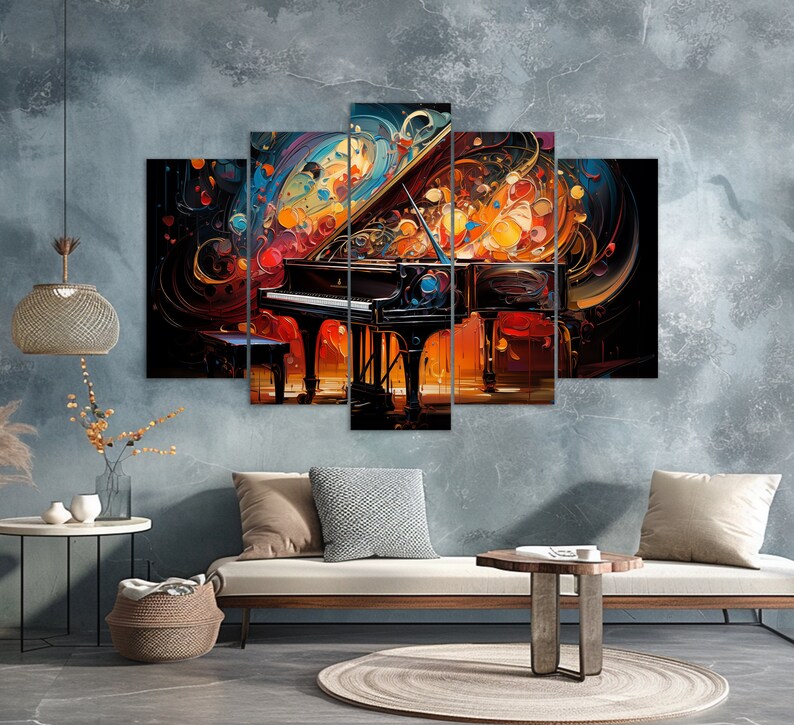 Pu&ograve; includere: Un set di cinque stampe d'arte astratta che presenta un pianoforte a coda colorato su uno sfondo vorticoso. Il pianoforte &egrave; nero con tasti bianchi ed &egrave; circondato da colori vivaci, tra cui arancione, giallo, rosso e blu.