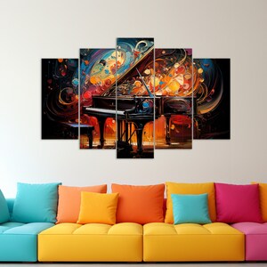 Pu&ograve; includere: Una stampa su tela multi-pannello che presenta un pianoforte a coda nero su uno sfondo astratto colorato. Il pianoforte &egrave; dipinto in uno stile realistico, mentre lo sfondo &egrave; un mix vorticoso di blu, rossi, gialli e arancioni.