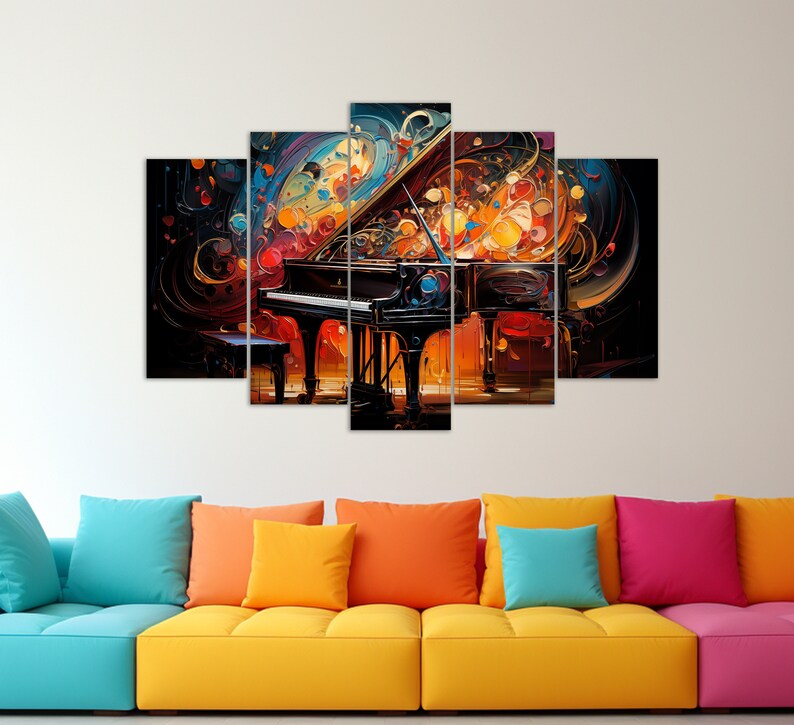 Pu&ograve; includere: Una stampa su tela multi-pannello che presenta un pianoforte a coda nero su uno sfondo astratto colorato. Il pianoforte &egrave; dipinto in uno stile realistico, mentre lo sfondo &egrave; un mix vorticoso di blu, rossi, gialli e arancioni.