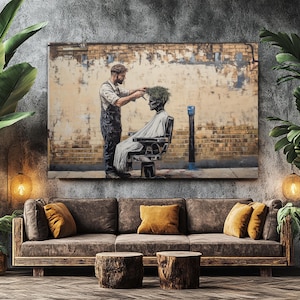 Puede incluir: Una pintura de una persona que se corta el pelo con una planta verde en la cabeza. La persona está sentada en una silla de barbero y el barbero está de pie detrás de ella. La pintura está ambientada en un fondo de pared de ladrillo.