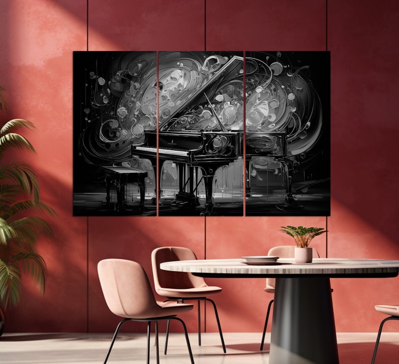 Pu&ograve; includere: Una stampa d'arte astratta in bianco e nero di un pianoforte a coda con note musicali che vorticano intorno. La stampa &egrave; divisa in tre pannelli.