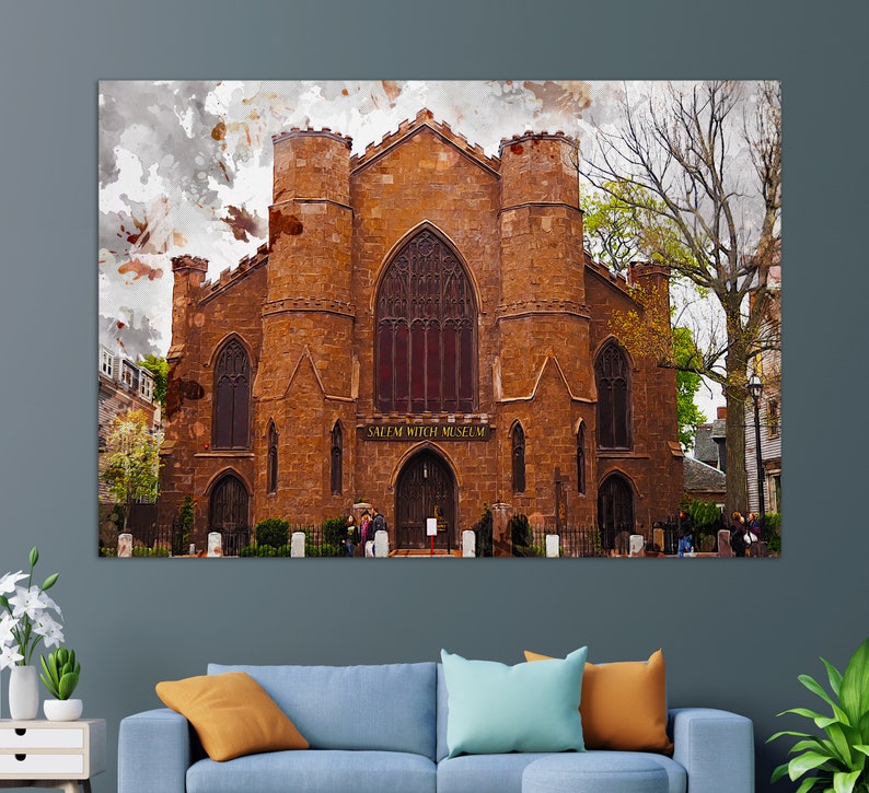 Puede incluir: Una pintura de acuarela del Museo de las Brujas de Salem en Salem, Massachusetts. El edificio es una estructura de ladrillo marr&oacute;n con una gran puerta arqueada y ventanas. El letrero sobre la puerta dice "Salem Witch Museum".