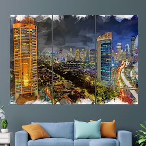 Op de afbeelding: Een driedelig canvasprint dat een stadsbeeld 's nachts afbeeldt. De afbeelding toont hoge gebouwen met verlichte ramen, een snelweg met auto's en een donkere lucht met wolken. De gebouwen zijn geschilderd in aquarelstijl, waardoor de afbeelding een zachte, dromerige uitstraling krijgt.
