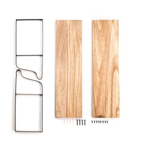 Puede incluir: Un conjunto de tres estantes de madera con un marco de metal negro. Los estantes est&aacute;n hechos de madera clara con un patr&oacute;n de veta natural. El marco de metal es simple y moderno. El conjunto incluye hardware para montar los estantes en una pared.