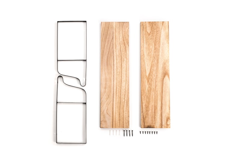 Puede incluir: Un conjunto de tres estantes de madera con un marco de metal negro. Los estantes est&aacute;n hechos de madera clara con un patr&oacute;n de veta natural. El marco de metal es simple y moderno. El conjunto incluye hardware para montar los estantes en una pared.