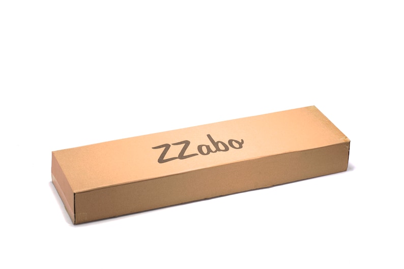 Puede incluir: Una caja de cart&oacute;n marr&oacute;n con la palabra "ZZabo" impresa en la parte superior.
