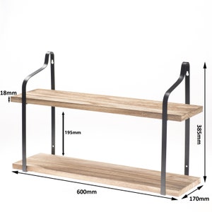 Puede incluir: Estanter&iacute;a de madera de dos niveles con soportes de metal negro. La estanter&iacute;a tiene 600 mm de ancho, 195 mm de alto y 170 mm de profundidad. La estanter&iacute;a tiene 385 mm de alto en total.