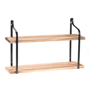 Puede incluir: Estanter&iacute;a de madera de dos niveles con soportes de metal negro. La estanter&iacute;a est&aacute; hecha de madera natural con un acabado marr&oacute;n claro. Los soportes son simples y de dise&ntilde;o moderno.