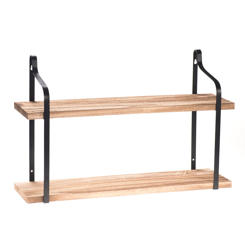 Puede incluir: Estanter&iacute;a de madera de dos niveles con soportes de metal negro. La estanter&iacute;a est&aacute; hecha de madera natural con un acabado marr&oacute;n claro. Los soportes son simples y de dise&ntilde;o moderno.