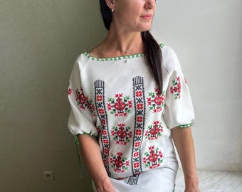 VINTAGE  White Embroidered Boho Blouse , Peasant Top M-L, Cottagecore Floral Embroidery Cotton Blend Shirt
