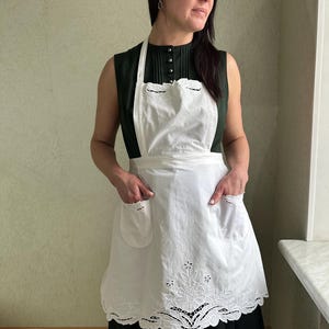 Grembiule bianco vintage, grembiule mezzo cotone, grembiule bianco da fattoria con pizzo, grembiule da hostess, grembiule da cucina, grembiule ricamato