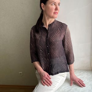 Seidenbluse, Neeru Kumar Handgefertigtes Shibori Print Seidenhemd, Kunsthandwerkliches Indisches Designeroberteil, Schiere Braune Seidentunika