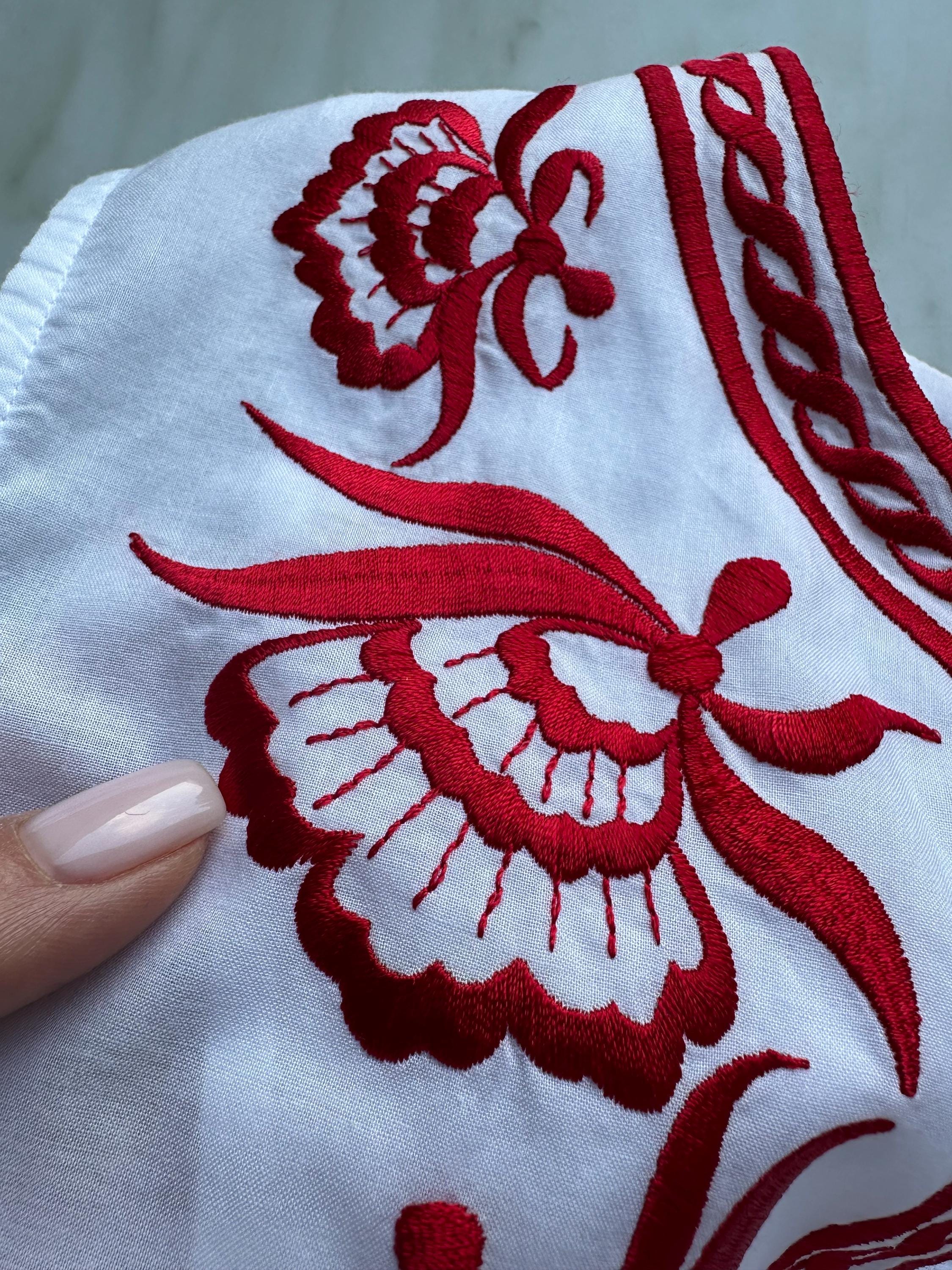 ホワイトのノースリーブ刺繍ブラウス、赤い花の刺繍が施された 