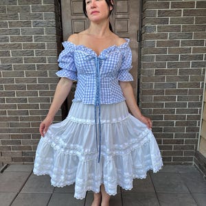 Blusa Dirndl, conjunto Oktoberfest de cuadros azules para mujer, top corsé con hombros descubiertos, mangas abullonadas de encaje blanco, top Trachten bávaro imagen 7