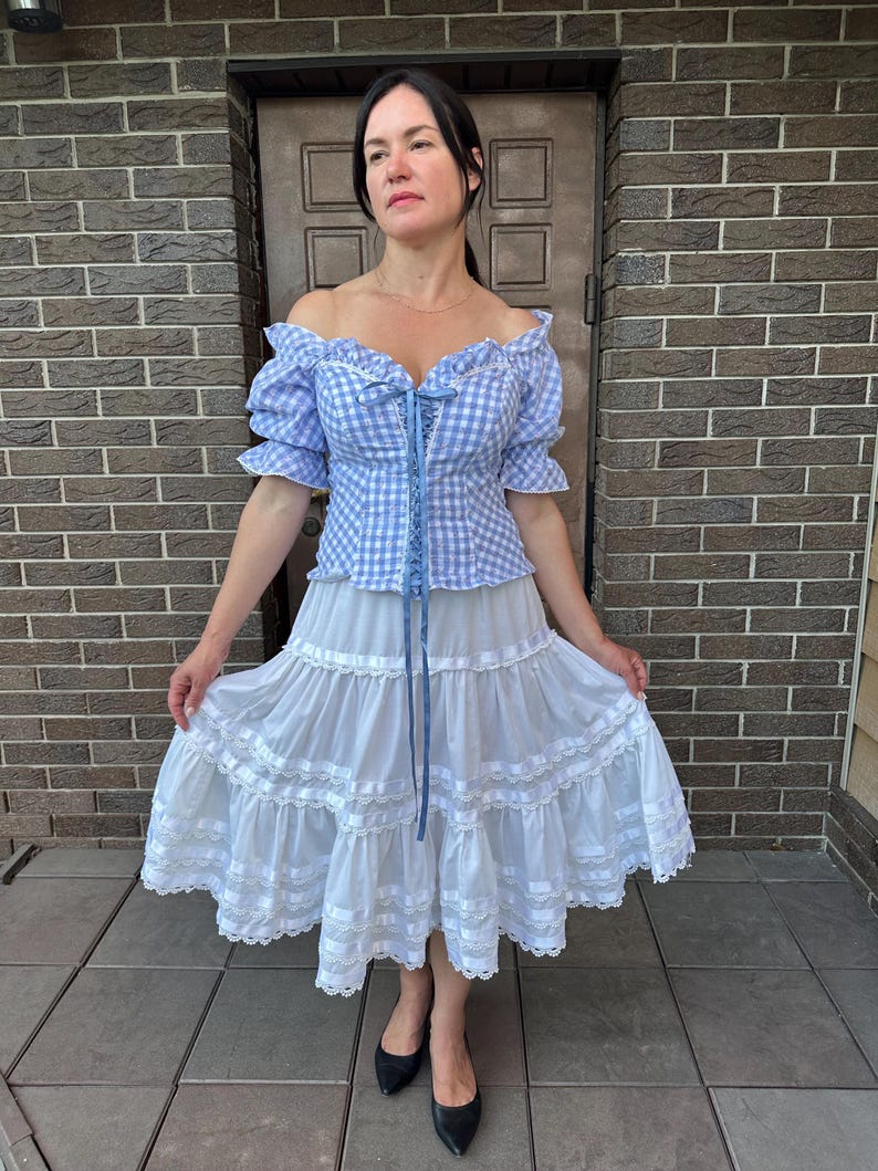 Blusa Dirndl, conjunto Oktoberfest de cuadros azules para mujer, top corsé con hombros descubiertos, mangas abullonadas de encaje blanco, top Trachten bávaro imagen 7