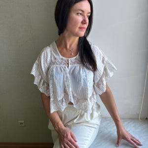 Boho Lace Crop Bluse, romantisches weißes Kurzarm-Oberteil im viktorianischen Stil mit Rüschensaum und schiere Spitze, Vintage-inspiriertes Sommer-Shirt