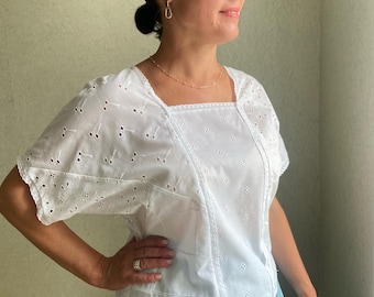 Blusa blanca de algodón con escote cuadrado bordado y calado