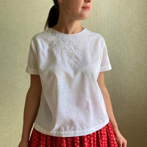 Vintage  blouse, white blouse, Embroidered floral pattern collar