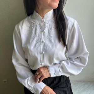 Witte geborduurde blouse voor dames, vintage shirt met lange mouwen met opengewerkt bloemenpatroon, elegante hoge kraag, boho formele top