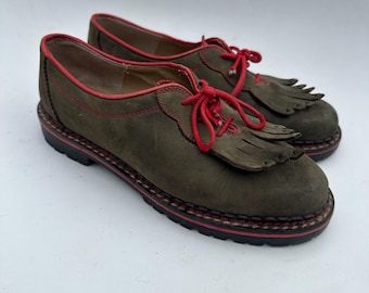 Mocasines vintage Lofto con borlas, de ante verde con contraste rojo, estilo brogue informal con flecos.