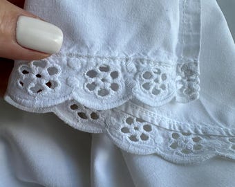 ヴィンテージの白いエプロン、半分綿のエプロン、刺繍入りのエプロン