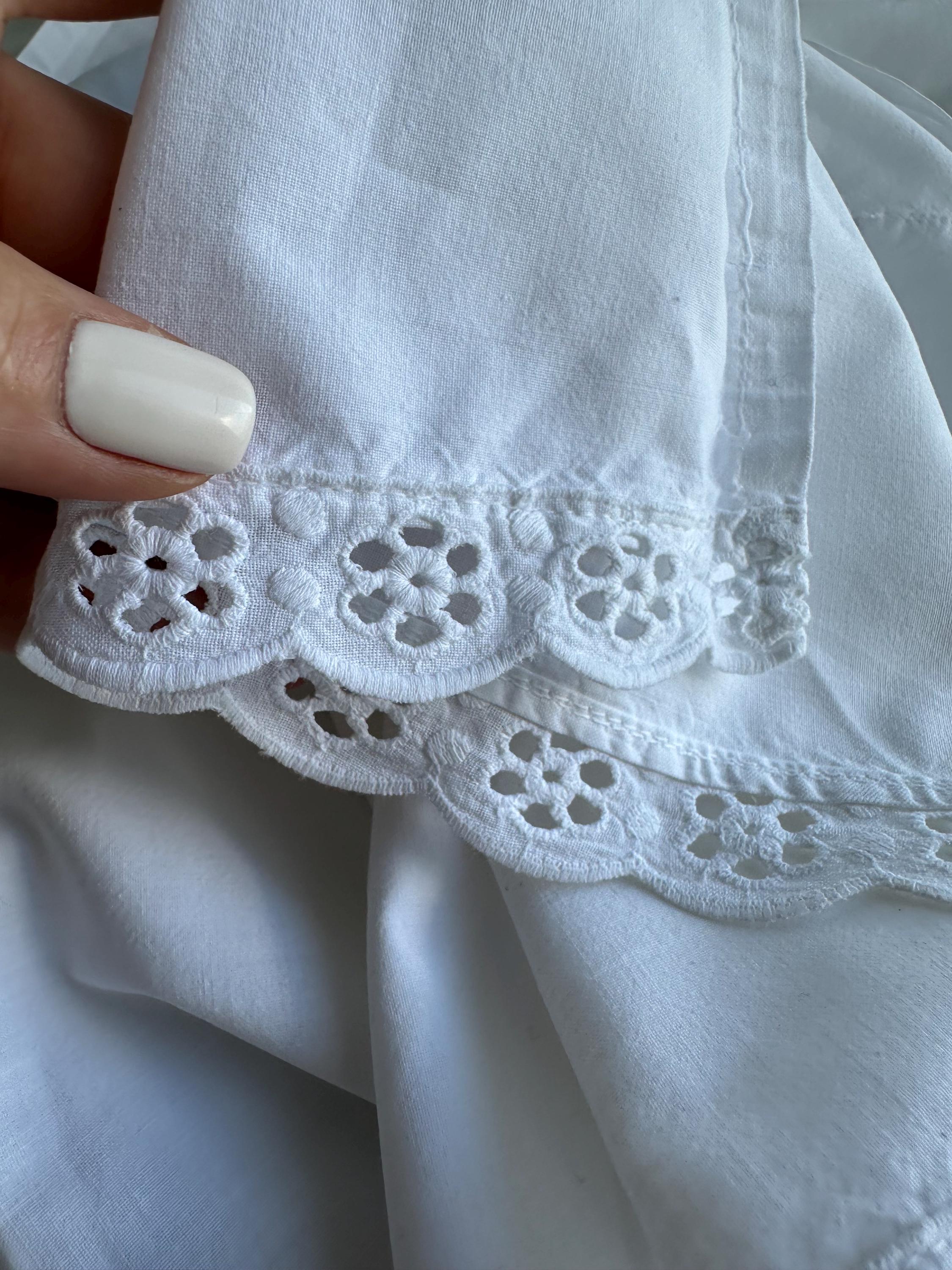 ヴィンテージの白いエプロン、半分綿のエプロン、刺繍入りのエプロン