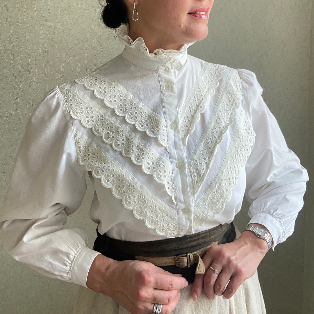 Ameri（アメリ）の「MEDI LACE NECK BLOUSE（シャツ/ブラウス