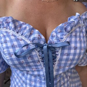 Blusa Dirndl, conjunto Oktoberfest de cuadros azules para mujer, top corsé con hombros descubiertos, mangas abullonadas de encaje blanco, top Trachten bávaro imagen 3