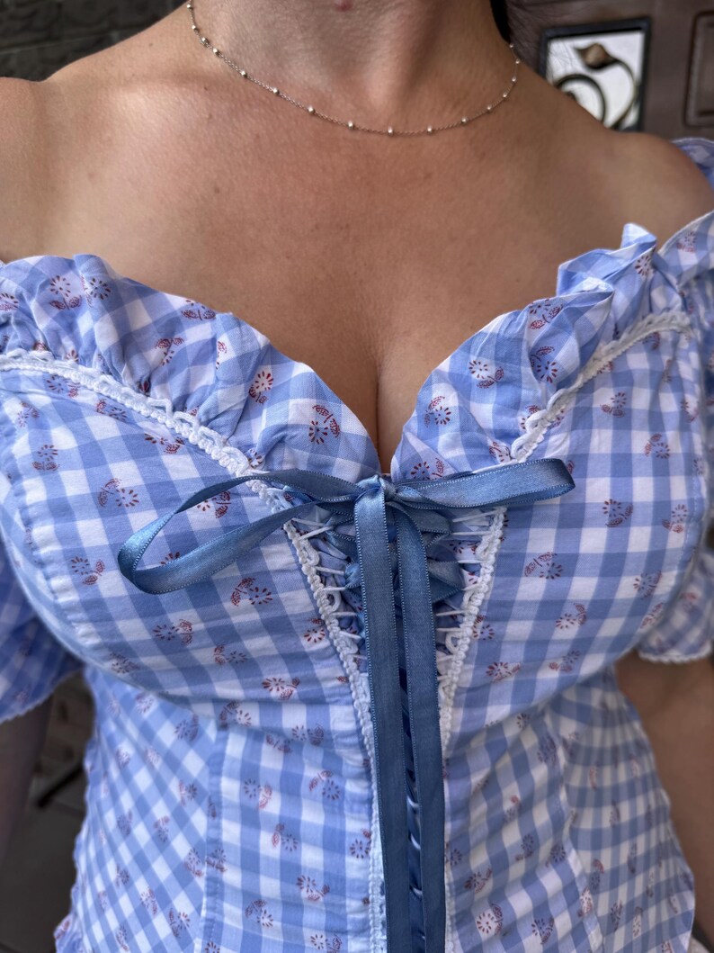 Blusa Dirndl, conjunto Oktoberfest de cuadros azules para mujer, top corsé con hombros descubiertos, mangas abullonadas de encaje blanco, top Trachten bávaro imagen 3