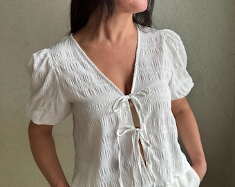Witte boho-top met gestrikte voorkant, boerenblouse met korte pofmouwen, cropped zomerblouse met v-hals, top met gestrikte voorkant, cottagecore zomermelkmeisje-shirt