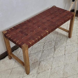 Banco de madera y cuero trenzado, banco para dormitorio de estilo rústico, acabado a medida, muebles bohemios hechos a mano únicos.