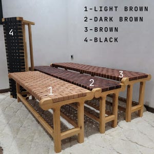 Peut inclure: Quatre bancs en bois avec des assises tress&eacute;es de couleur marron clair, marron fonc&eacute; et marron. Un grand panneau tress&eacute; noir est &agrave; gauche. Les bancs ont des pieds et des cadres en bois de couleur claire. L'image comprend du texte indiquant les couleurs.