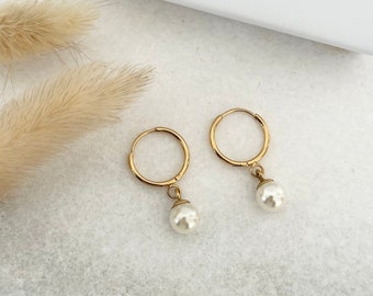 filigrane Ohrringe mit Perlen Anhänger | Edelstahl | Klick-Verschluss | Creolen mit Perle | Geschenk Mama, Schwester, Braut, Perlenohrringe