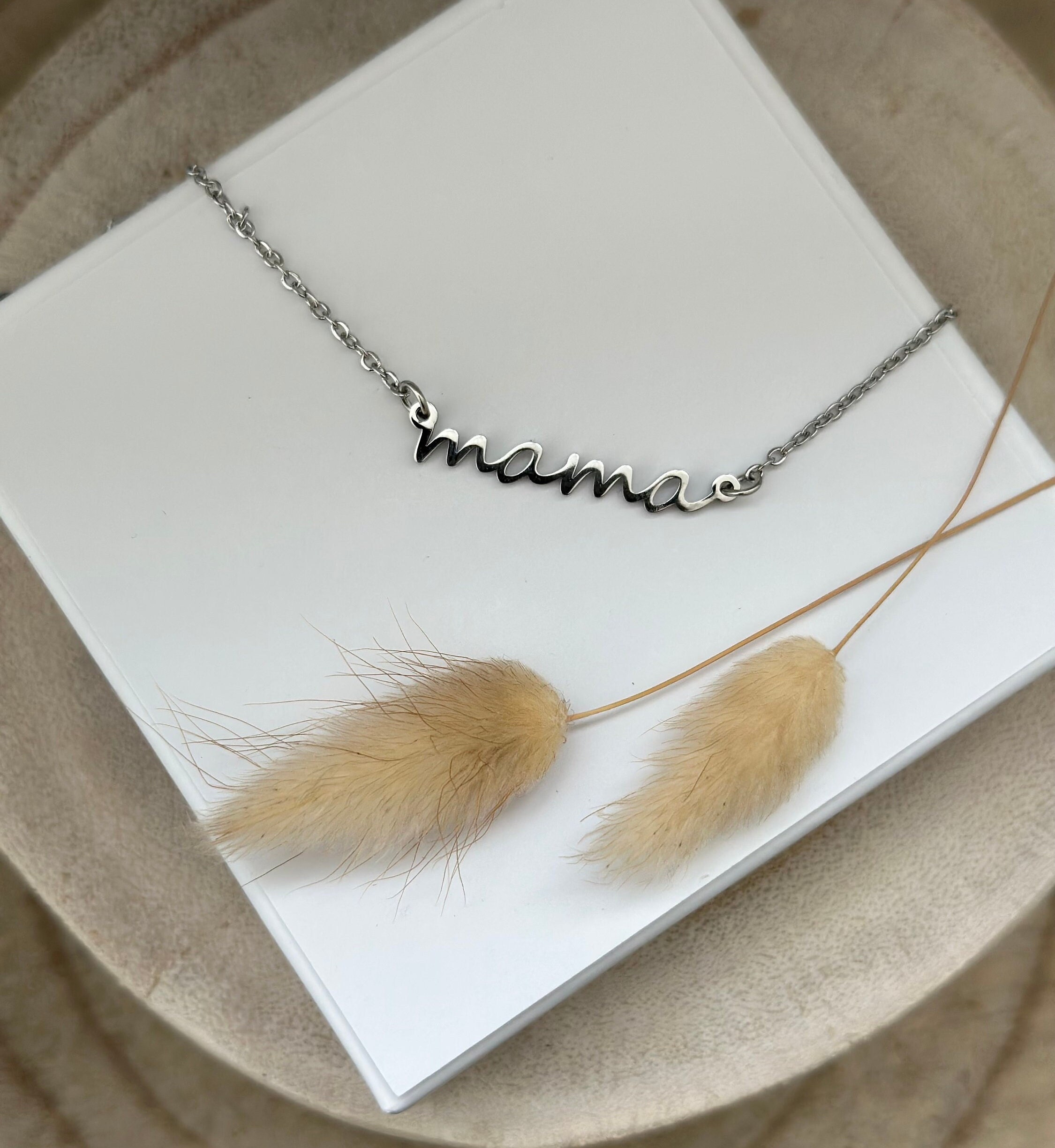 Collana personalizzata con fiori di nascita disegnati a mano - Pendentivo ovale- Idea regalo per lei-regalo per la Festa della Mamma - MK003 - Italia