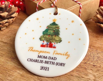 Gepersonaliseerde familie kerst ornament, cadeau voor familie, housewarming cadeau, keramische kerstbal, kerstboom aandenken, zelfcadeau