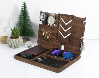 Può includere: Organizzatore in legno con scomparti per orologi, occhiali da sole e altri accessori. Ha un'iniziale "W" incisa personalizzata e il nome "William".