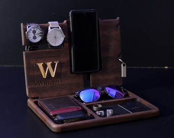 Può includere: Un organizzatore in legno con scomparti per un telefono, un orologio, occhiali da sole e altri accessori. L'organizzatore ha un'iscrizione personalizzata che recita "W William".